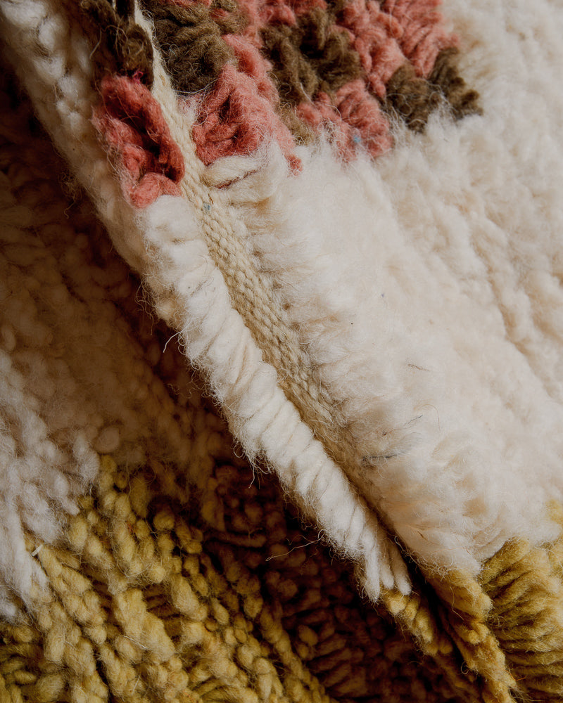 Close up of azilal rug showing gap between rows. 