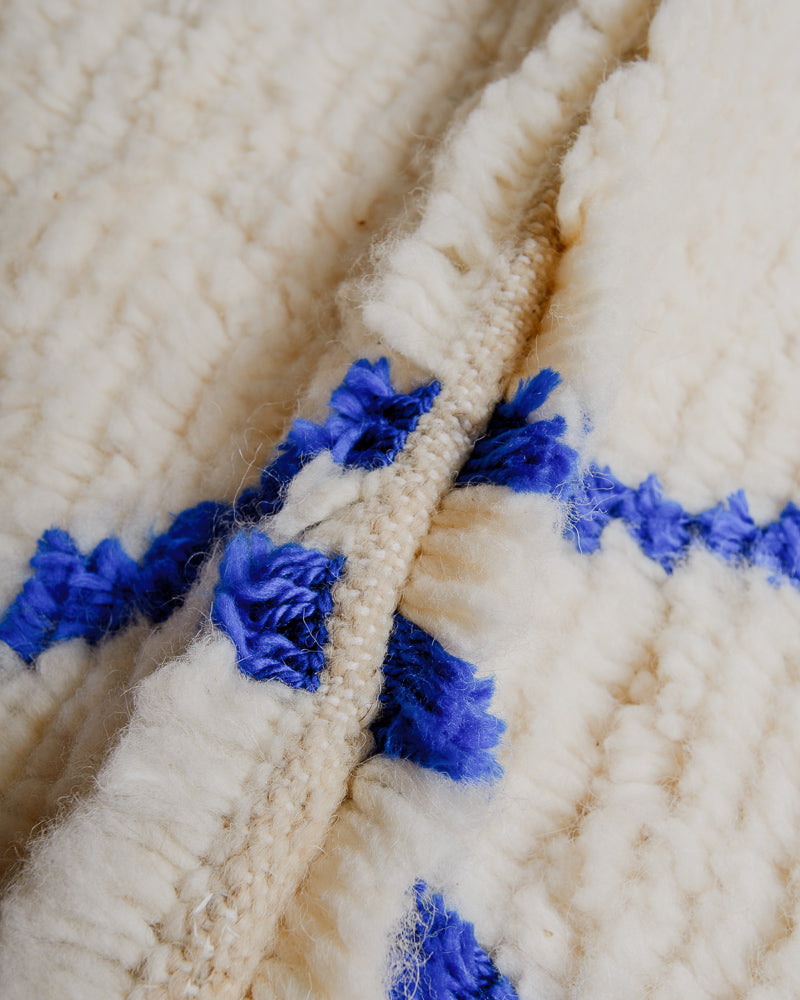 Close up of azilal rug showing gap between rows. 