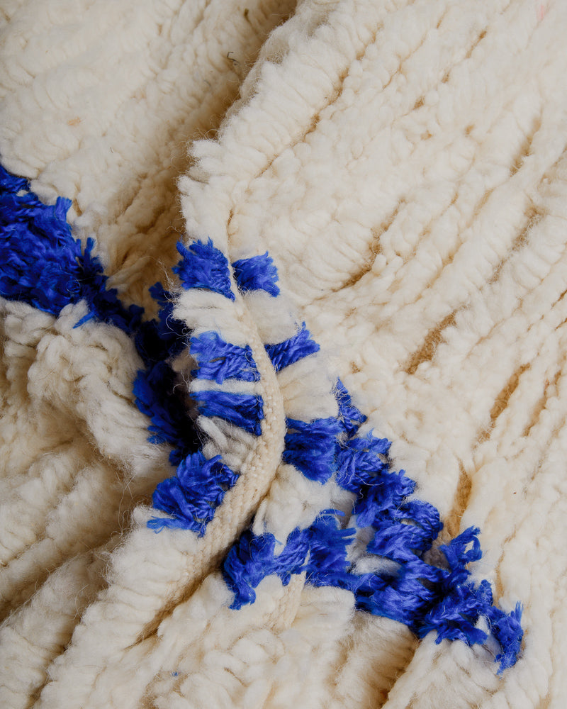 Close up of azilal rug showing gap between rows. 