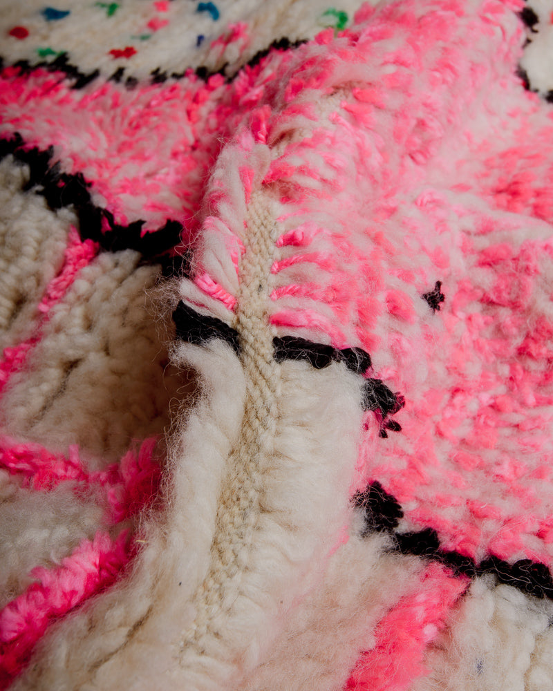 Close up of azilal rug showing gap between rows. 