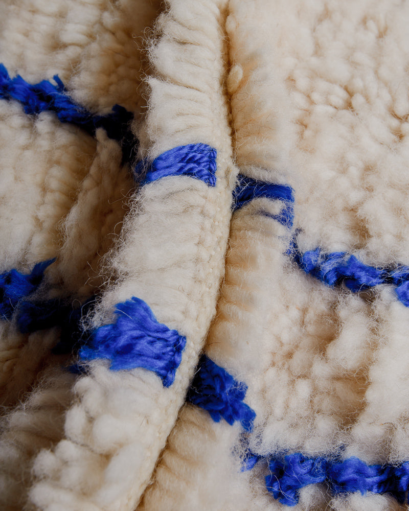 Close up of azilal rug showing gap between rows. 