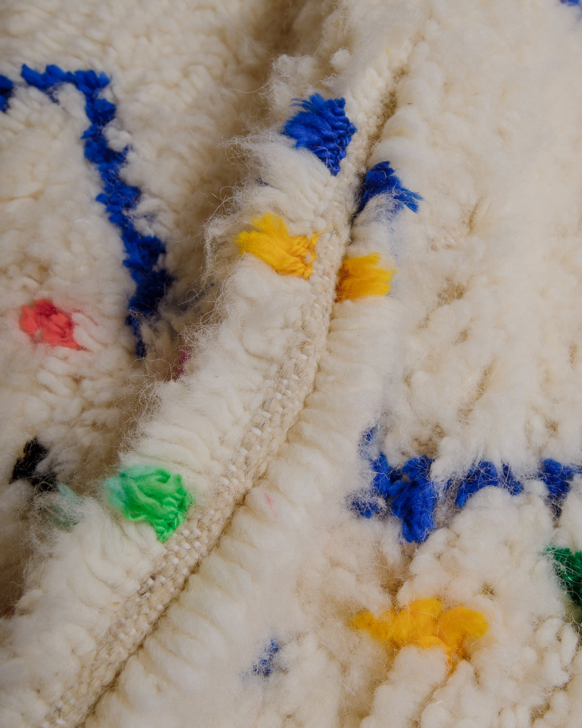 Close up of Azilal rug showing the extra row between the knots.