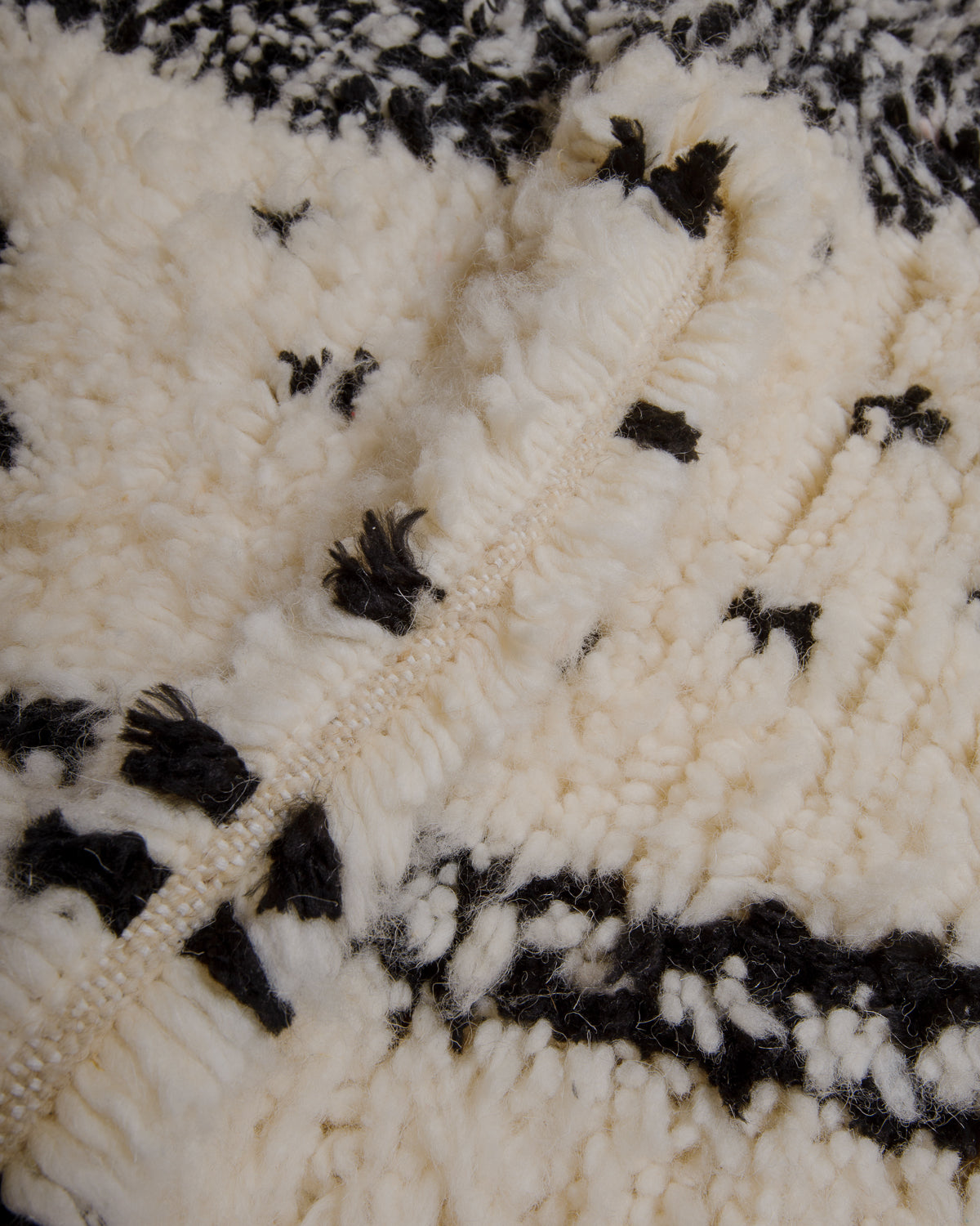 Close up of Azilal rug showing the extra row between the knots.