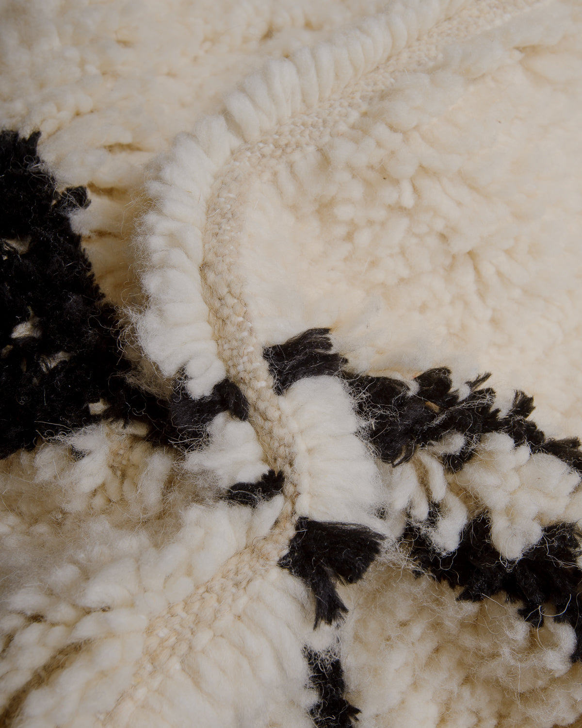 Close up of Azilal rug showing the extra row between the knots.