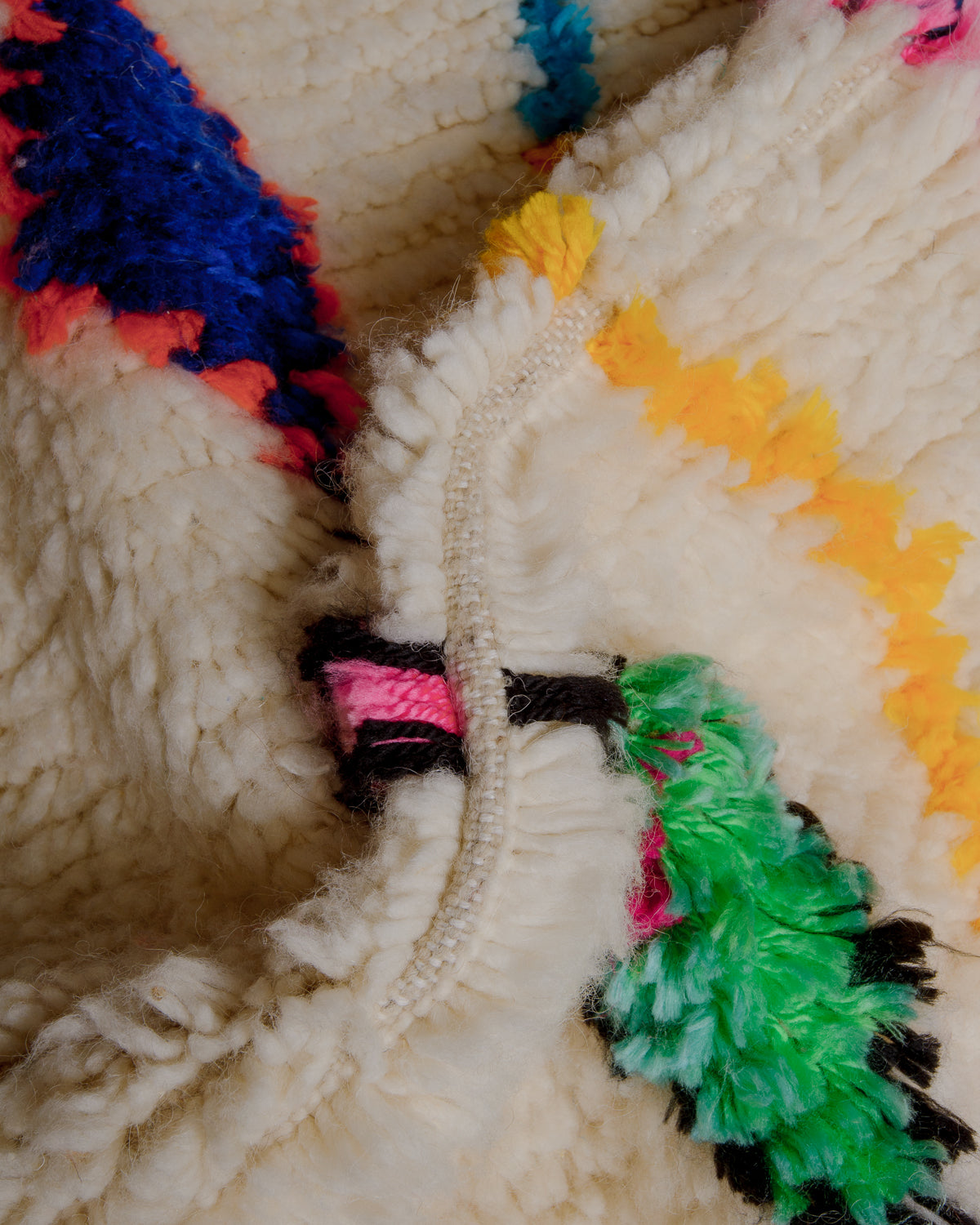 Close up of Azilal rug showing the extra row between the knots.