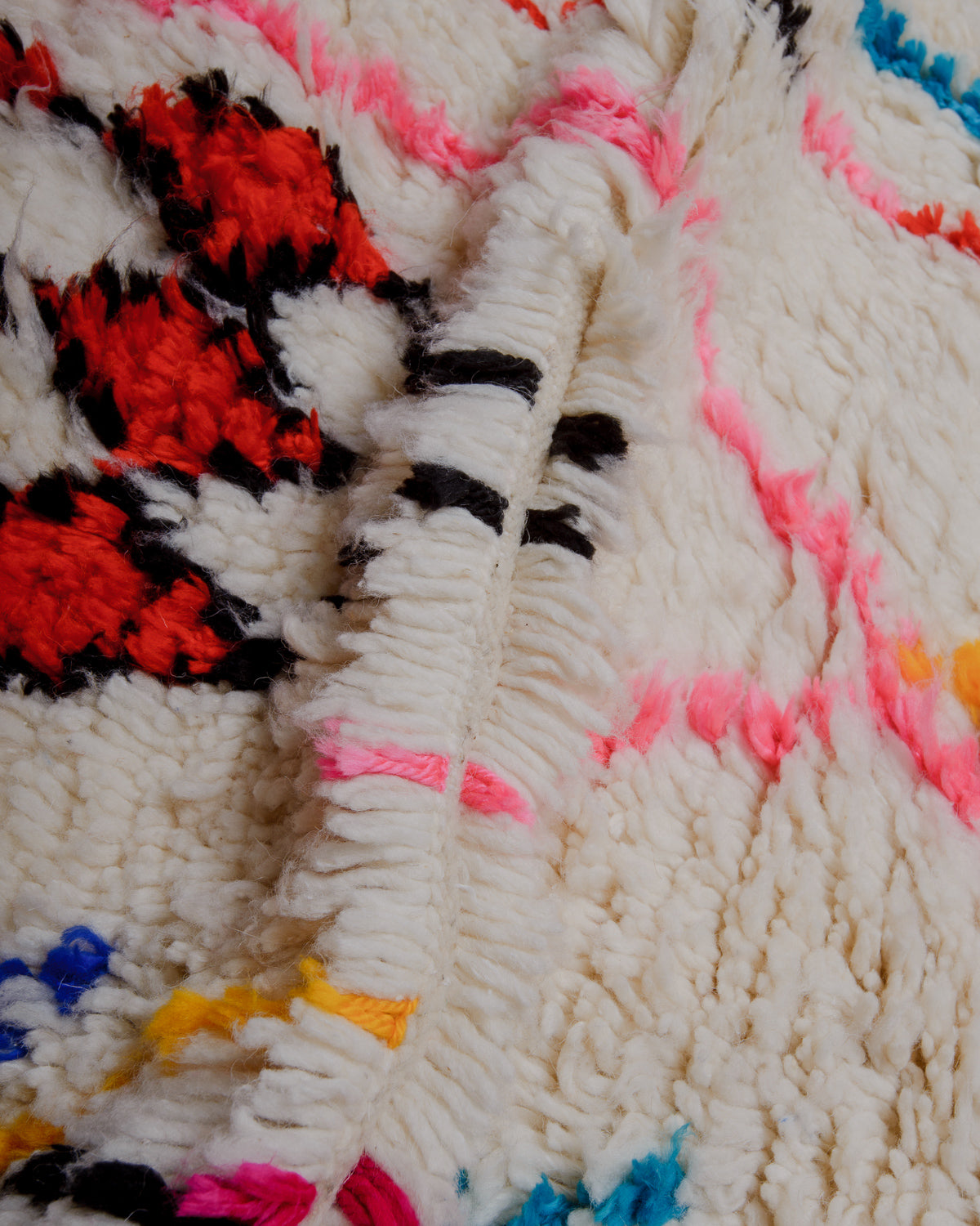 Close up of Azilal rug showing the extra row between the knots.
