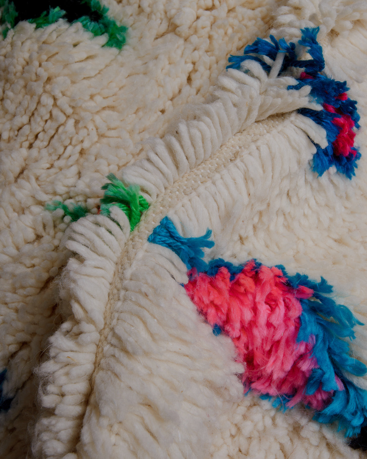 Close up of Azilal rug showing the extra row between the knots.
