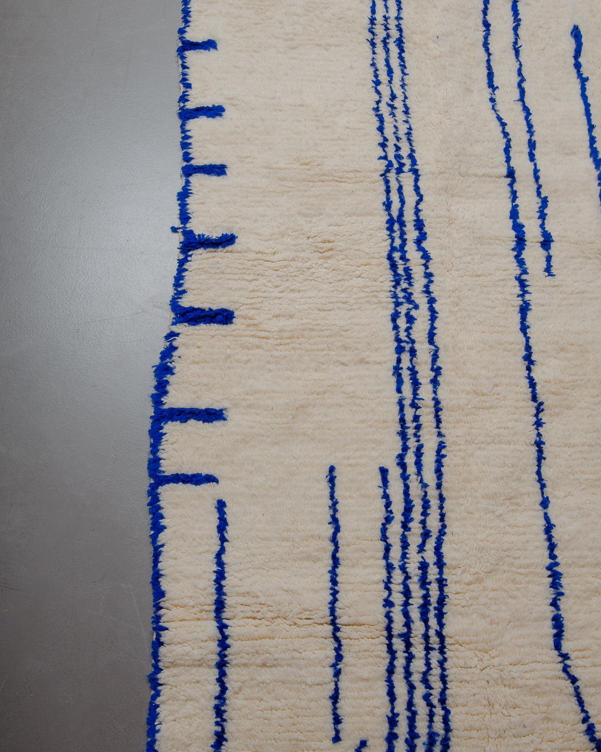 Side of rug where it has a crooked edge.