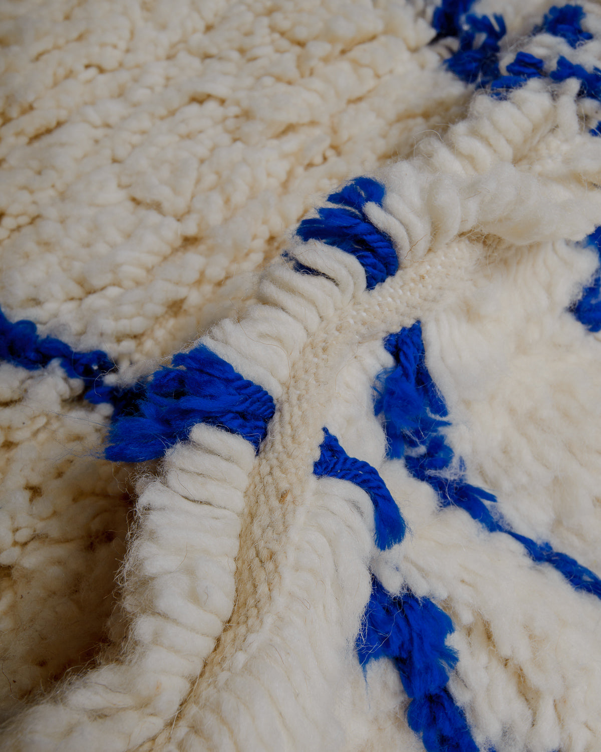 Close up of Azilal rug showing the extra row between the knots.