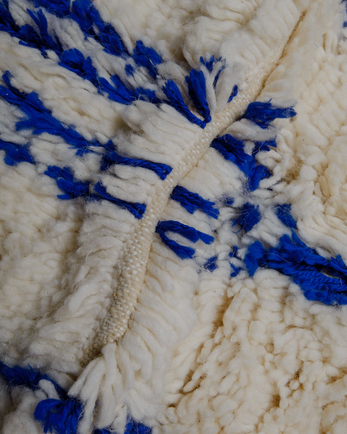 Close up of Azilal rug showing the extra row between the knots.