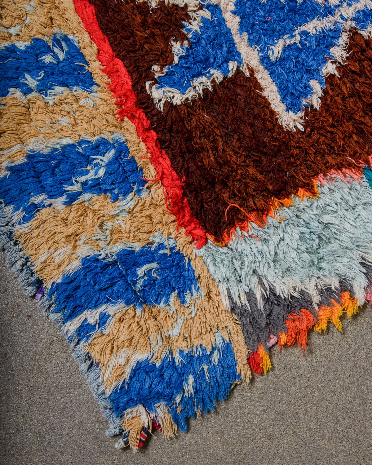 Multicoloured textured rug with a geometric pattern on a neutral background