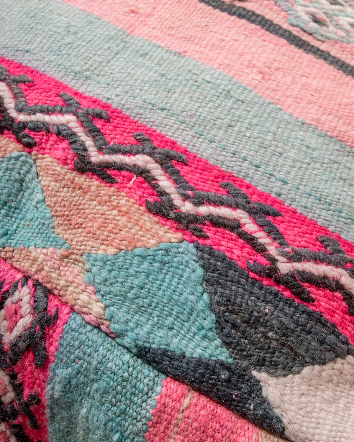 Vintage, handcrafted Berber floor cushion from Morocco. Kelim pouf with beautiful designs and robust flat weave. 100% wool.