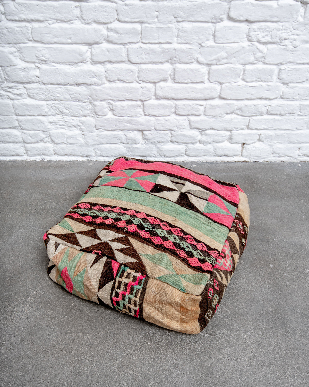 Vintage, handcrafted Berber floor cushion from Morocco. Kelim pouf with beautiful designs and robust flat weave. 100% wool.