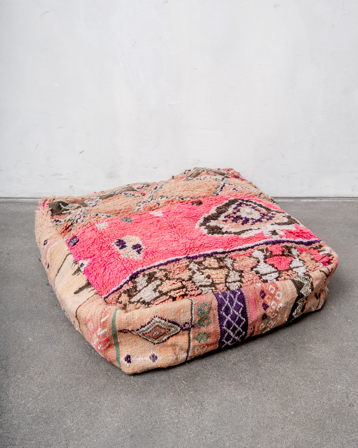 Vintage, handcrafted Berber floor cushion from Morocco. Kelim pouf with beautiful designs and robust flat weave. 100% wool.