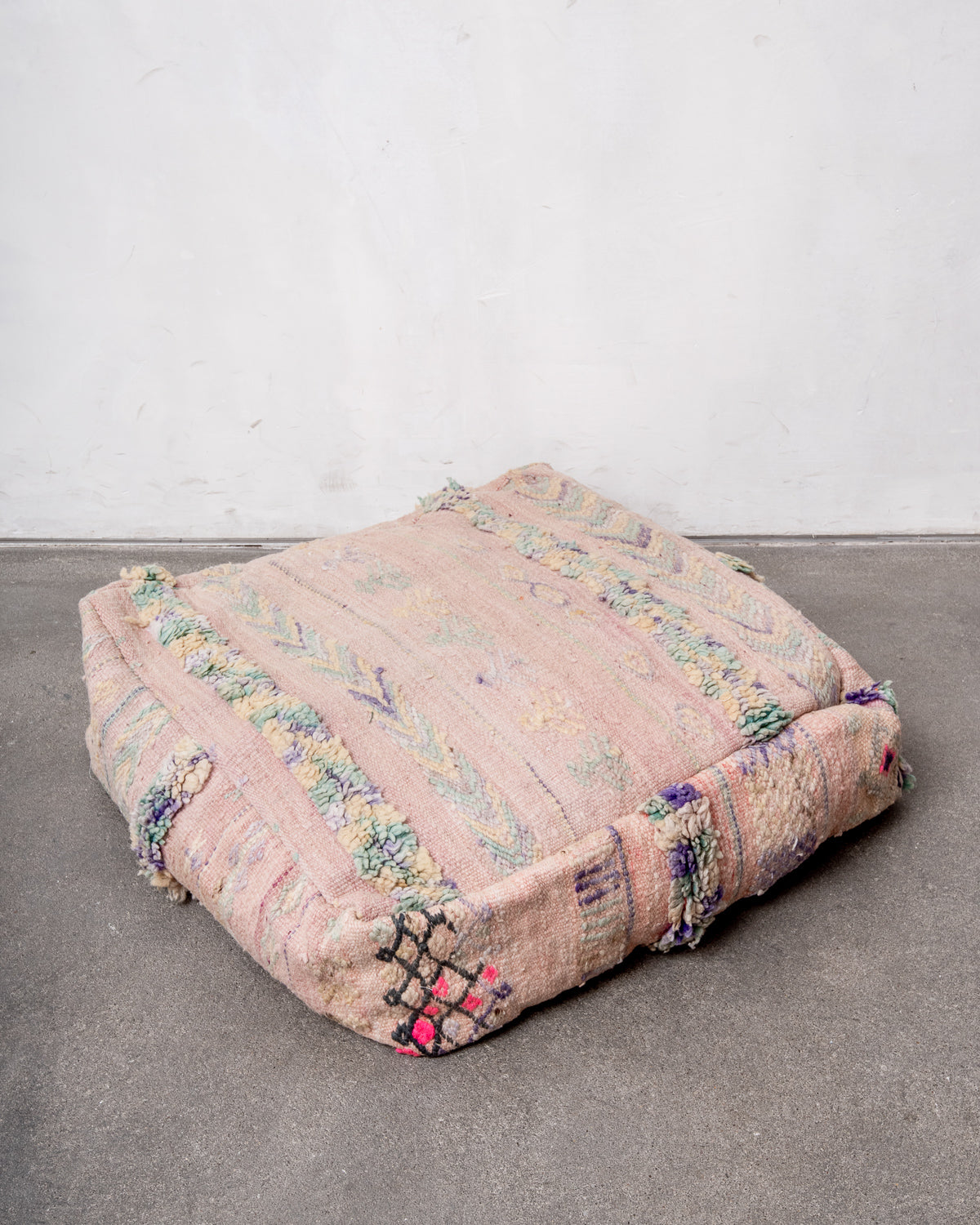 Vintage, handcrafted Berber floor cushion from Morocco. Kelim pouf with beautiful designs and robust flat weave. 100% wool.