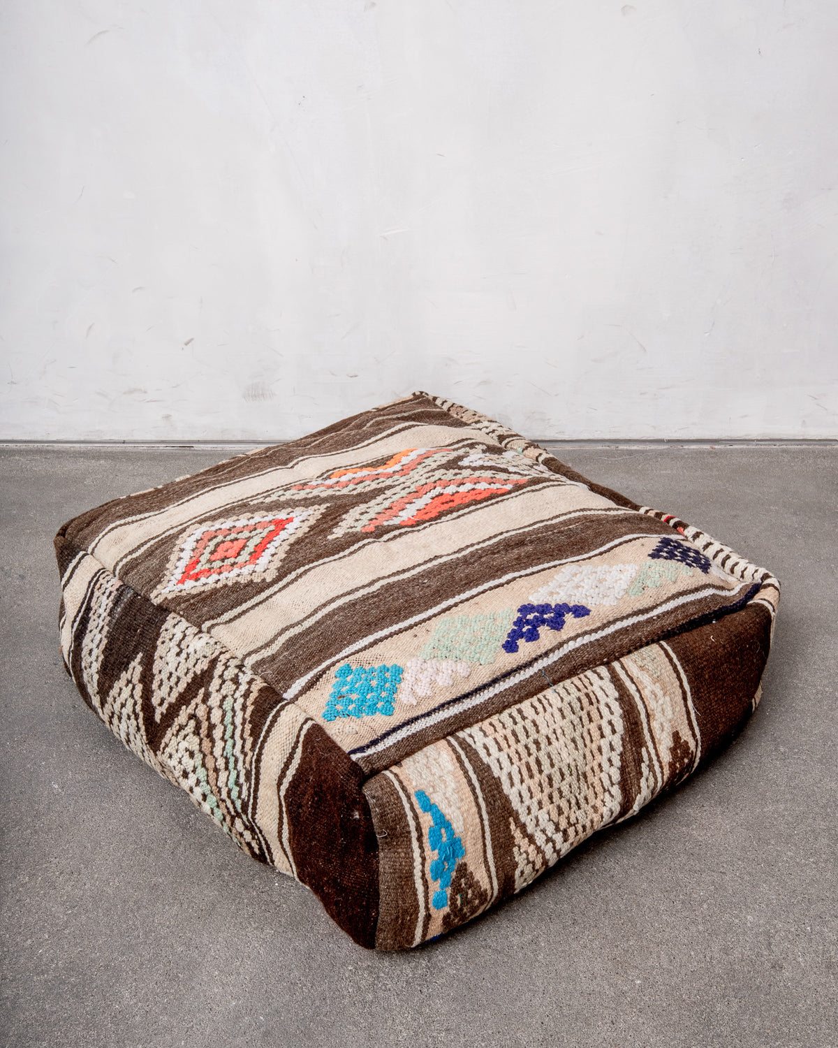 Vintage, handcrafted Berber floor cushion from Morocco. Kelim pouf with beautiful designs and robust flat weave. 100% wool.