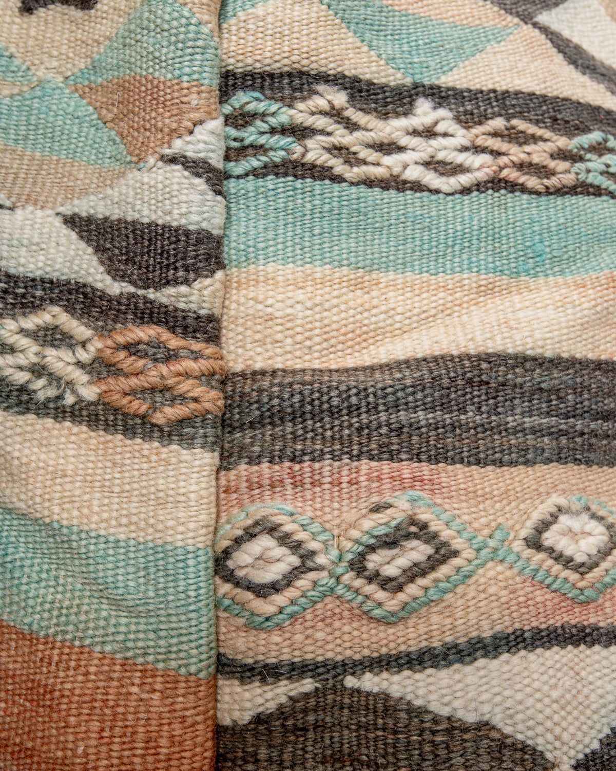 Vintage, handcrafted Berber floor cushion from Morocco. Kelim pouf with beautiful designs and robust flat weave. 100% wool.