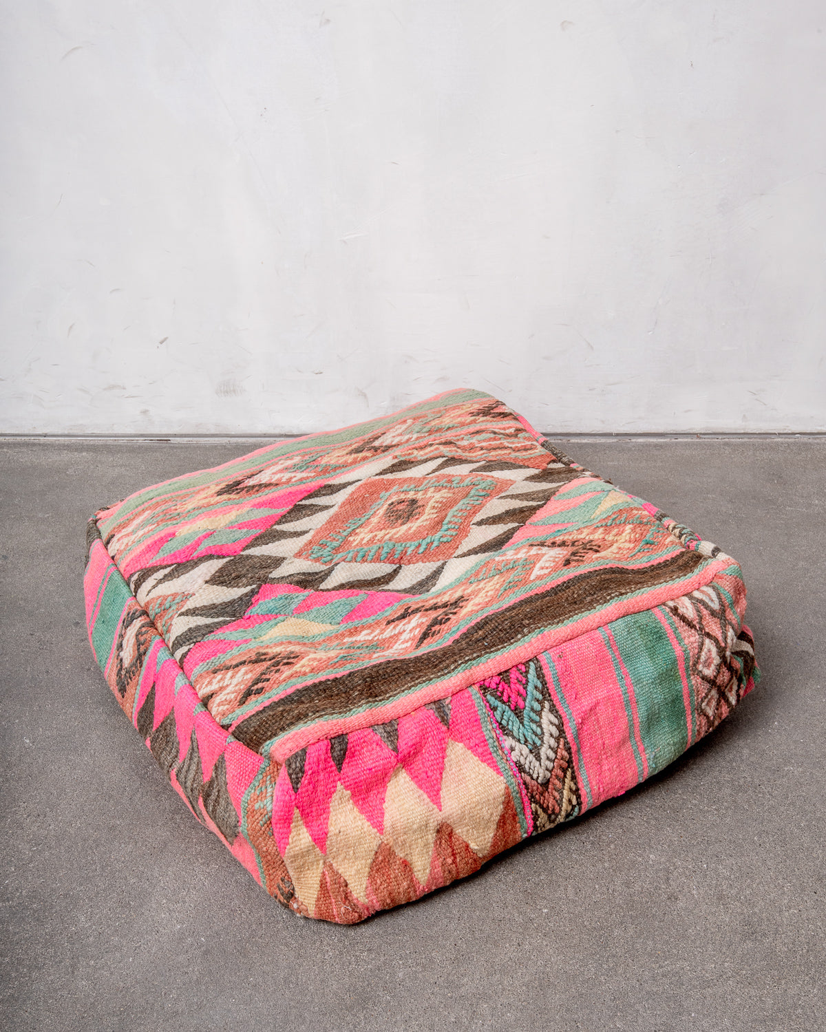 Vintage, handcrafted Berber floor cushion from Morocco. Kelim pouf with beautiful designs and robust flat weave. 100% wool.
