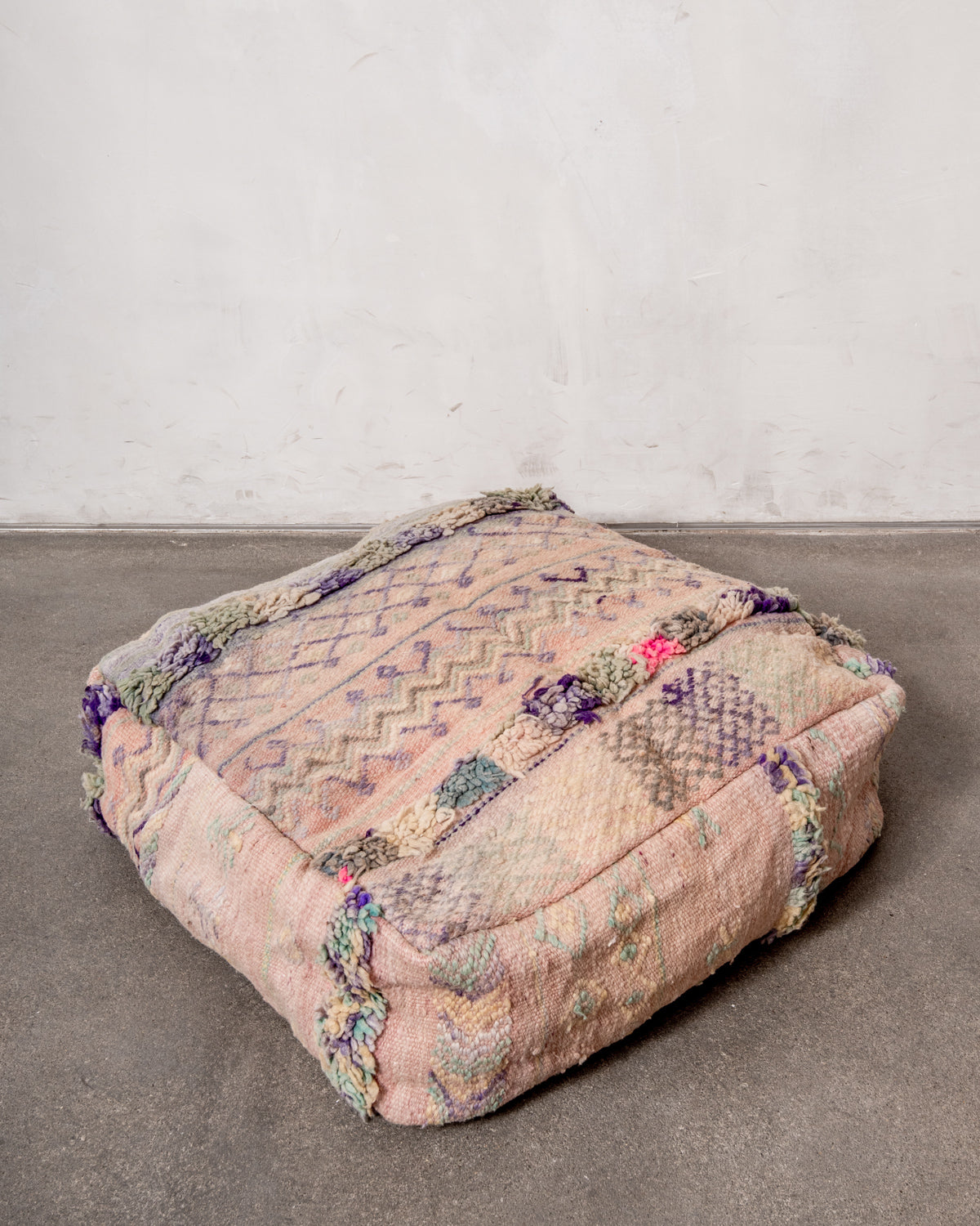 Vintage, handcrafted Berber floor cushion from Morocco. Kelim pouf with beautiful designs and robust flat weave. 100% wool.