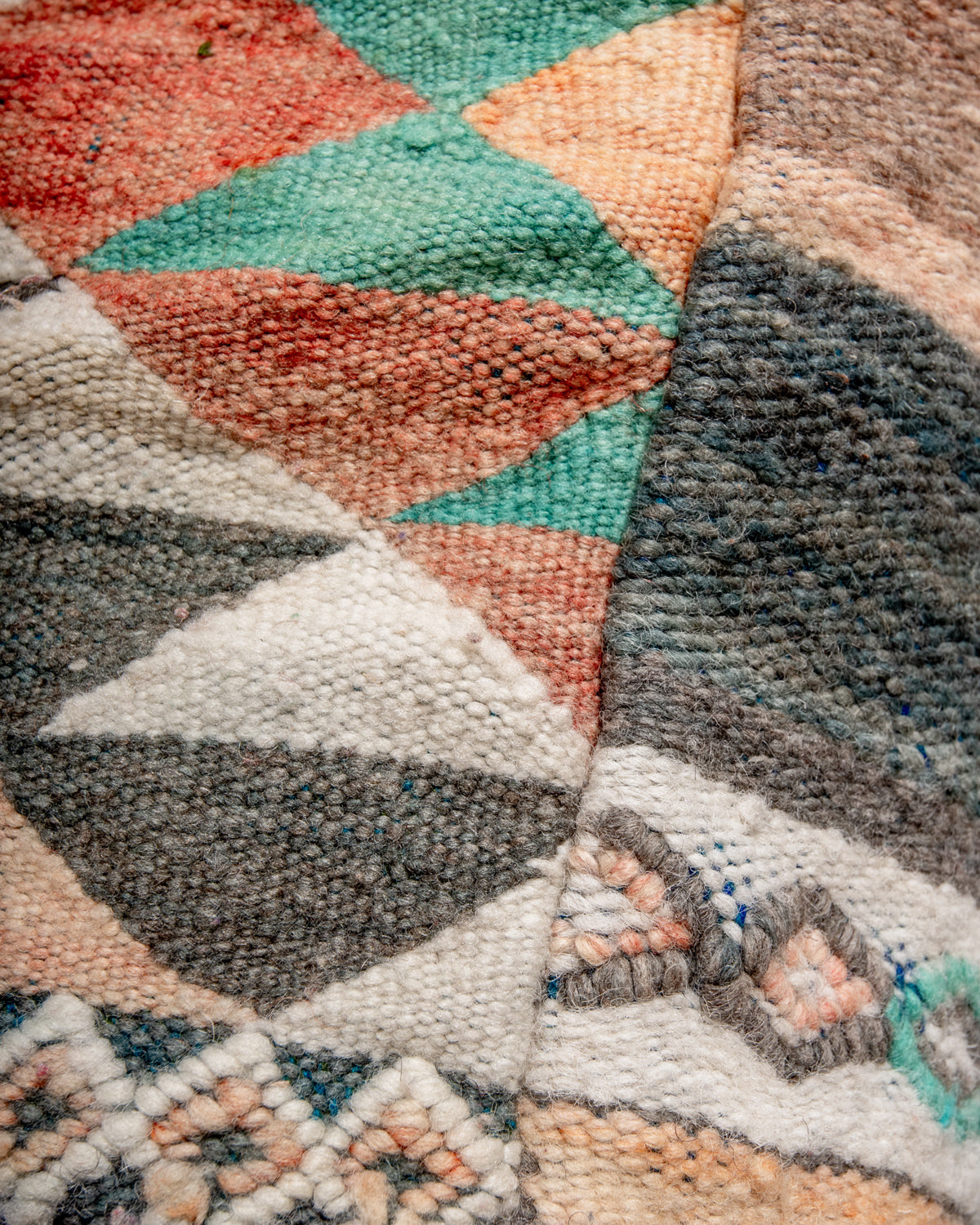 Vintage, handcrafted Berber floor cushion from Morocco. Kelim pouf with beautiful designs and robust flat weave. 100% wool.