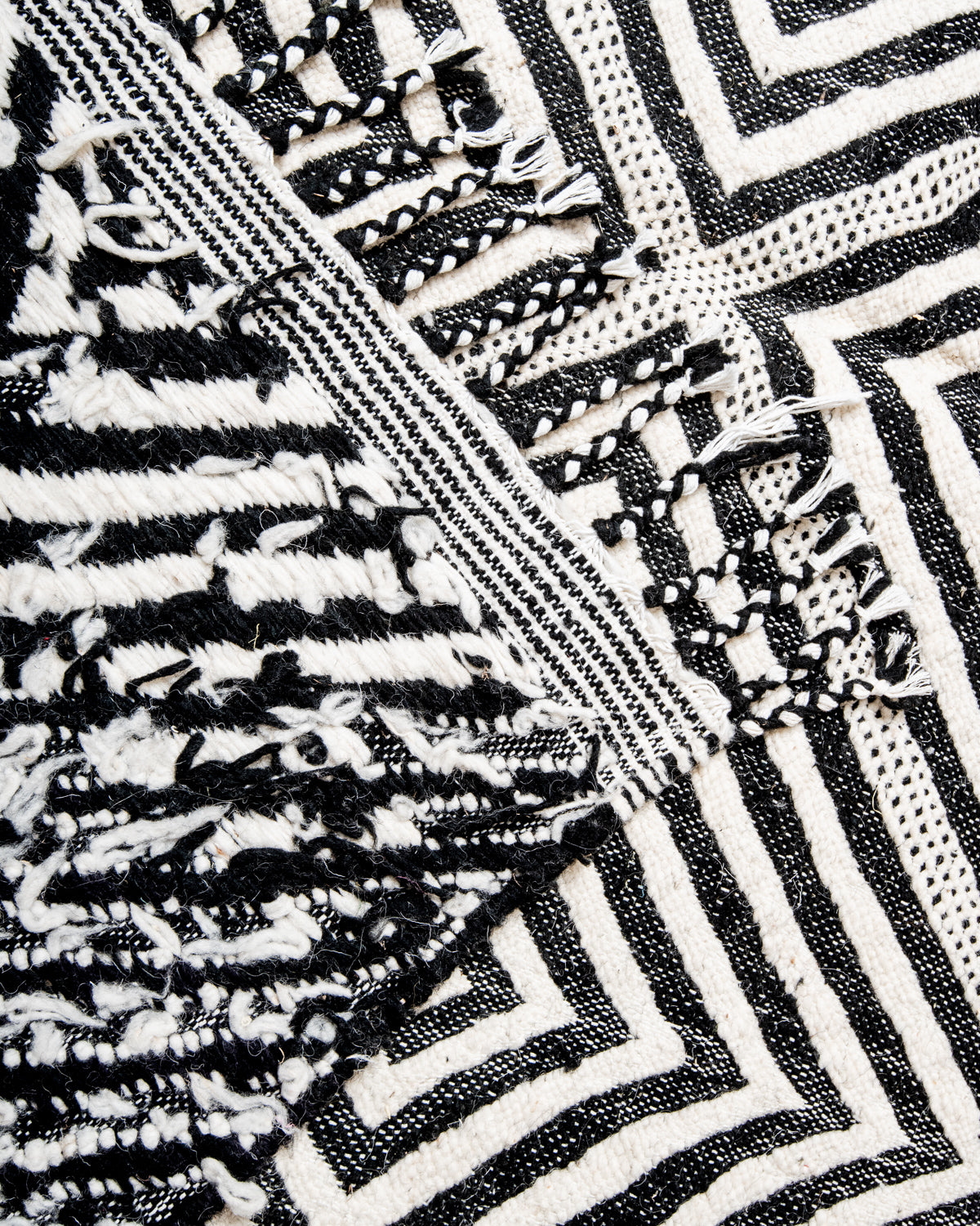 Modern, handcrafted Berber rug from Morocco. Flat-woven Kelim carpet in black and white design. Made of 100% wool.