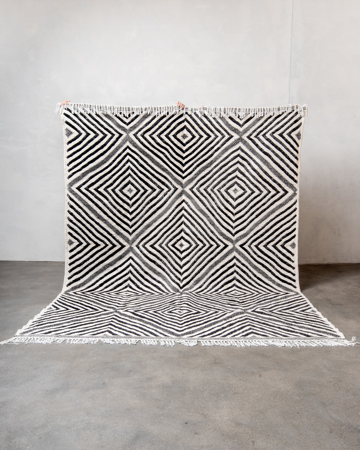 Modern, handcrafted Berber rug from Morocco. Flat-woven Kelim carpet in black and white design. Made of 100% wool.