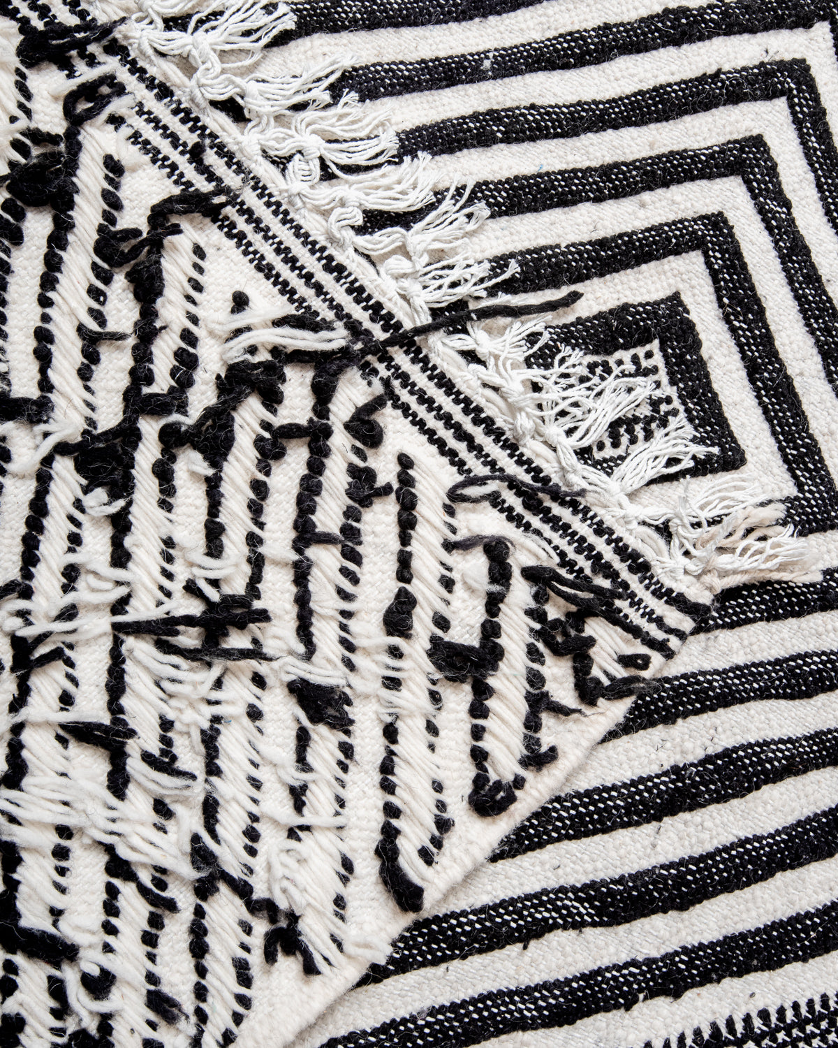 Modern, handcrafted Berber rug from Morocco. Flat-woven Kelim carpet in black and white design. Made of 100% wool.