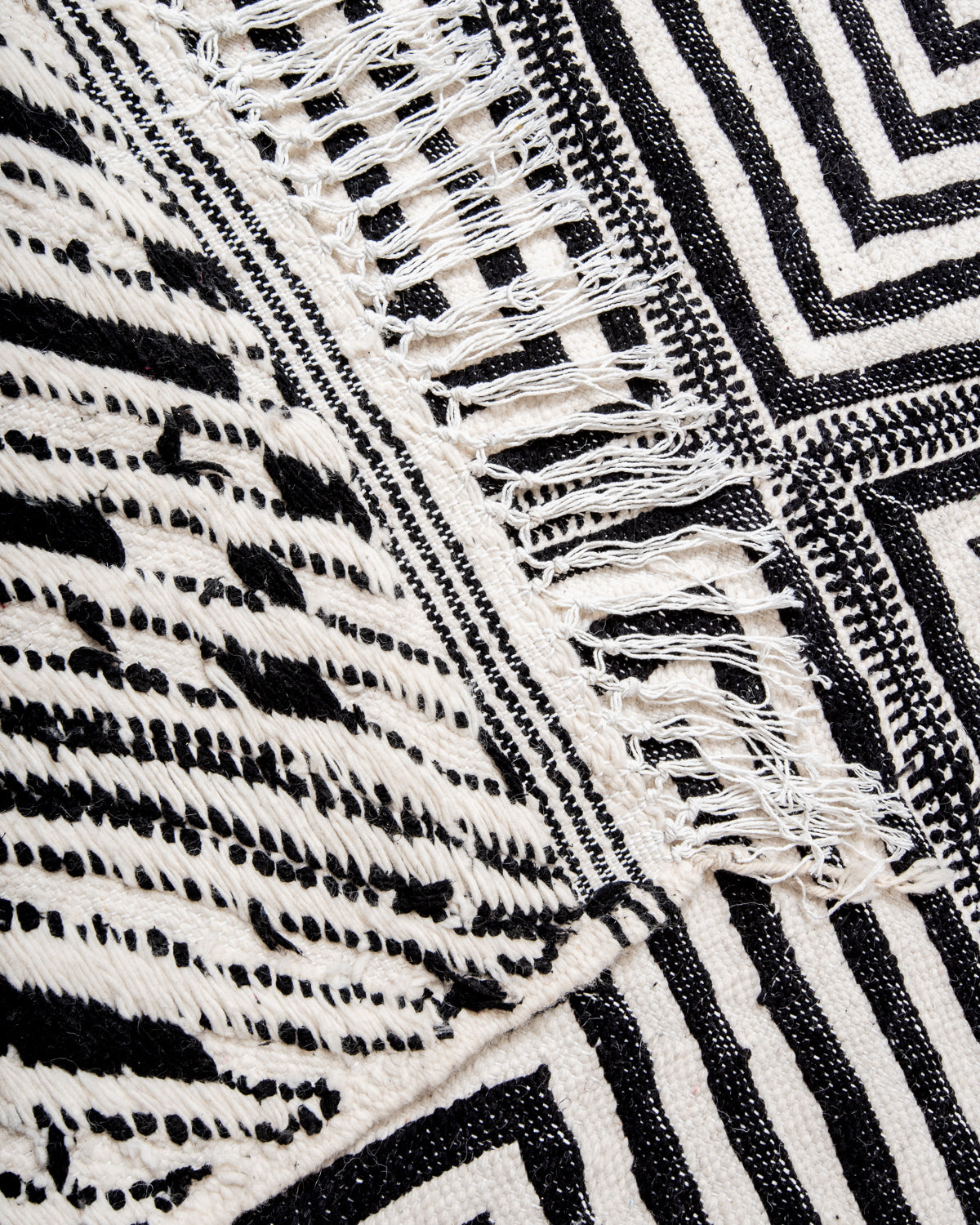Modern, handcrafted Berber rug from Morocco. Flat-woven Kelim carpet in black and white design. Made of 100% wool.