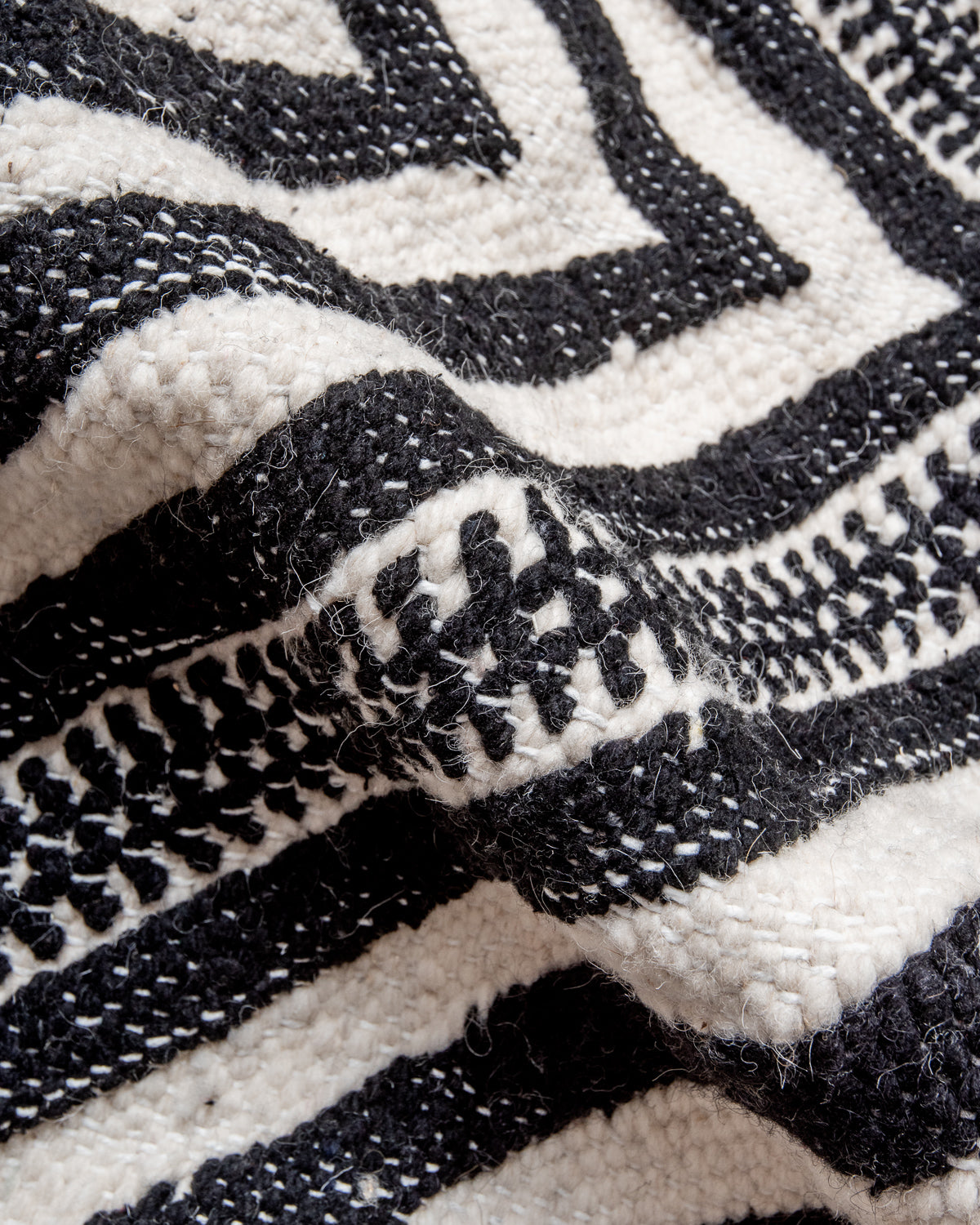 Modern, handcrafted Berber rug from Morocco. Flat-woven Kelim carpet in black and white design. Made of 100% wool.