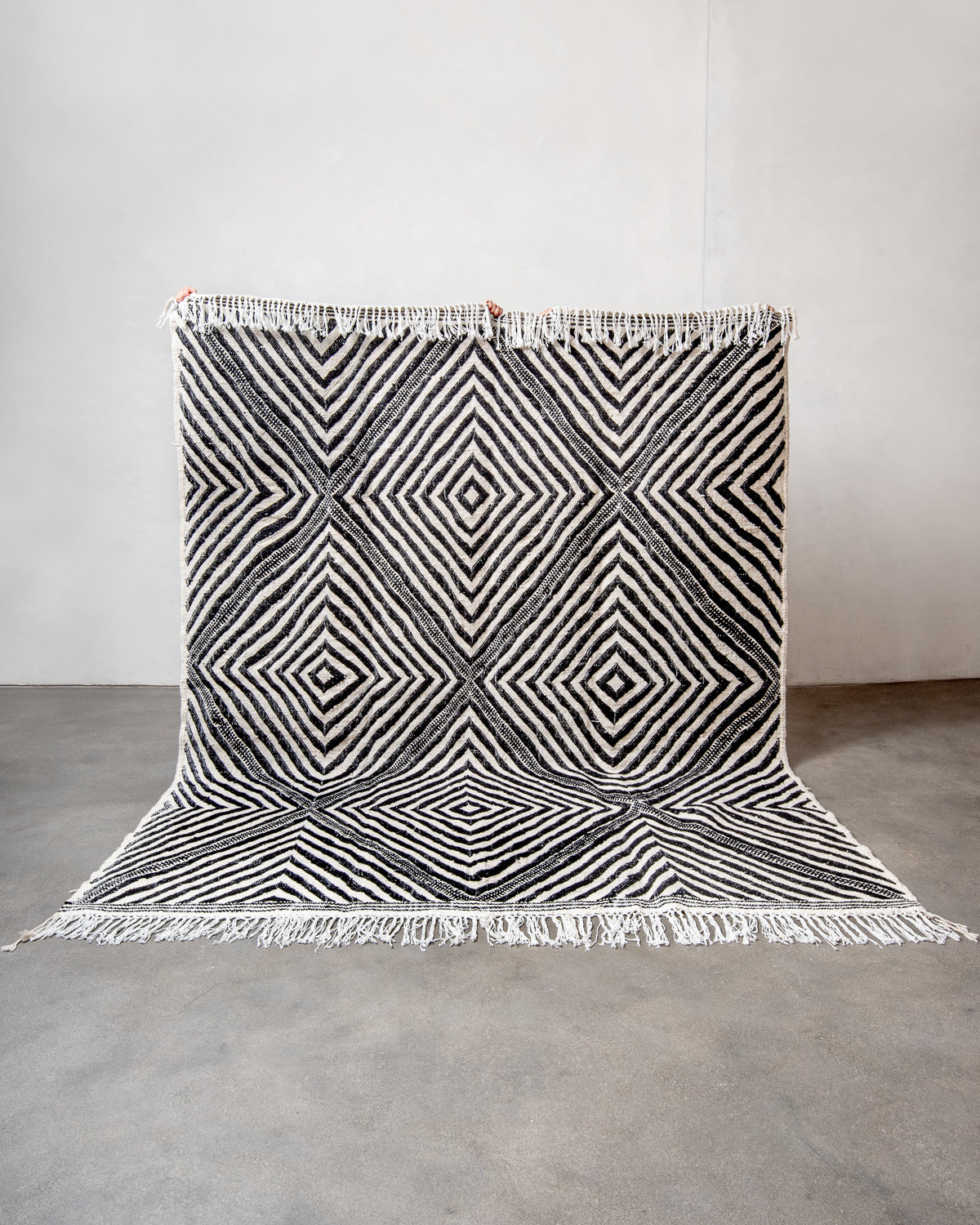 Modern, handcrafted Berber rug from Morocco. Flat-woven Kelim carpet in black and white design. Made of 100% wool.