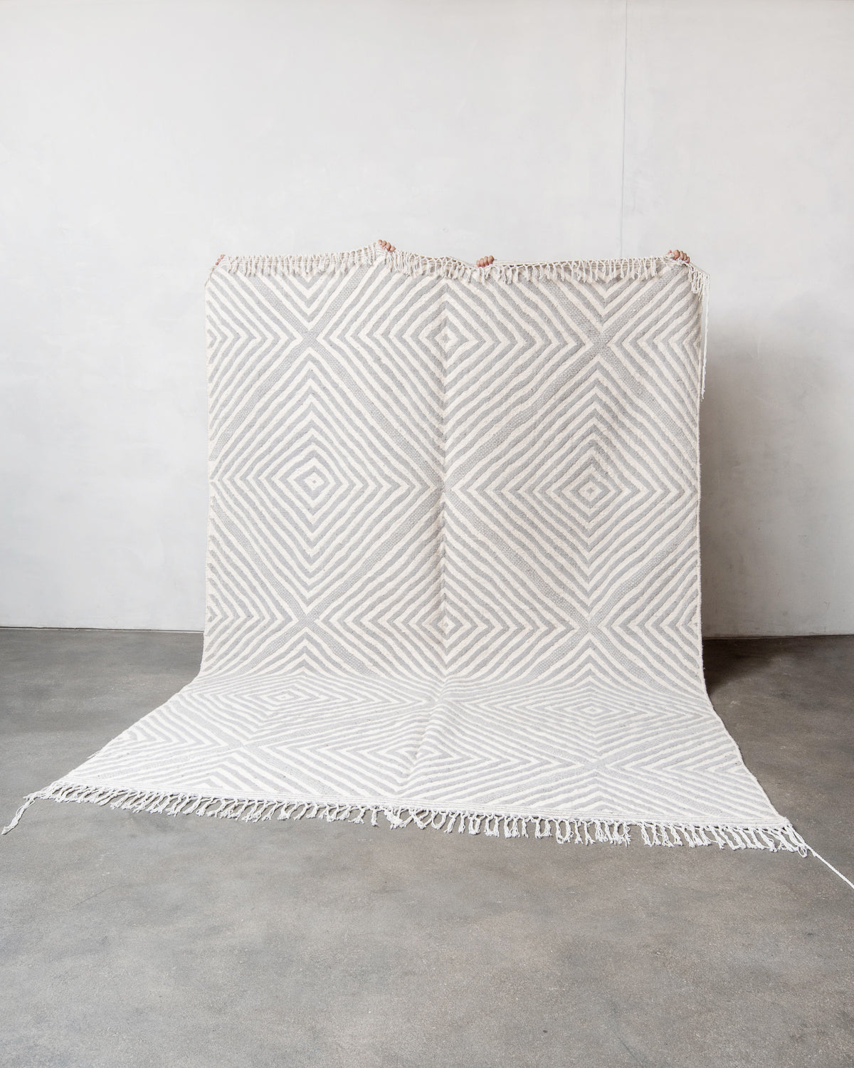 Modern, handcrafted Berber rug from Morocco. Flat-woven Kelim carpet in grey and white design. Made of 100% wool.