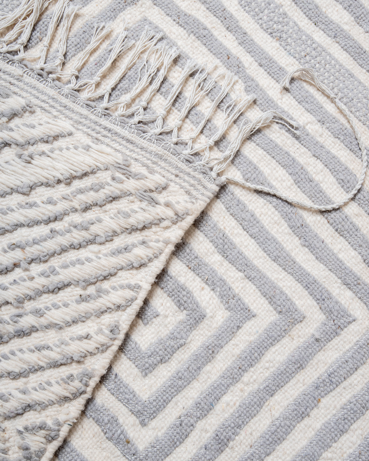 Modern, handcrafted Berber rug from Morocco. Flat-woven Kelim carpet in grey and white design. Made of 100% wool.