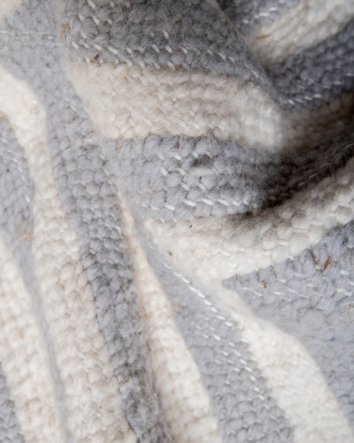 Modern, handcrafted Berber rug from Morocco. Flat-woven Kelim carpet in grey and white design. Made of 100% wool.