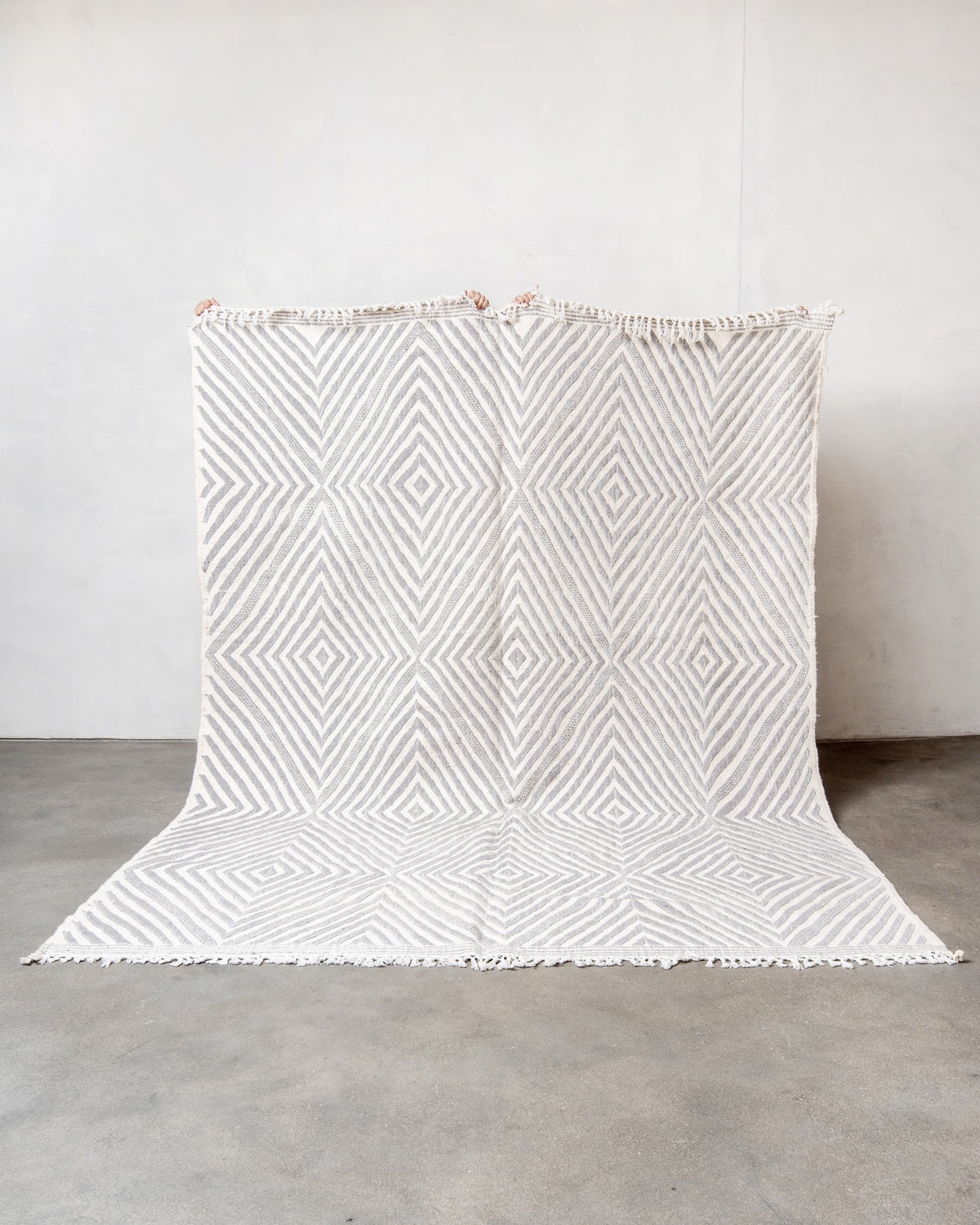 Modern, handcrafted Berber rug from Morocco. Flat-woven Kelim carpet in grey and white design. Made of 100% wool.