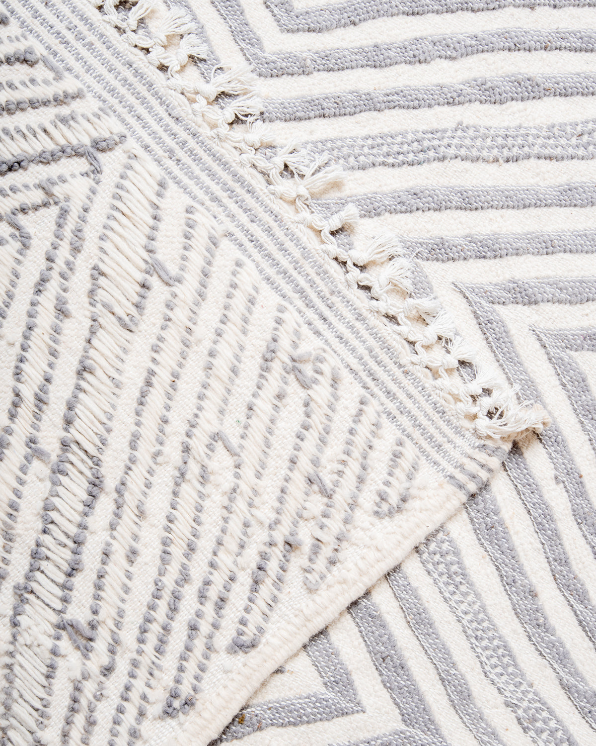 Modern, handcrafted Berber rug from Morocco. Flat-woven Kelim carpet in grey and white design. Made of 100% wool.