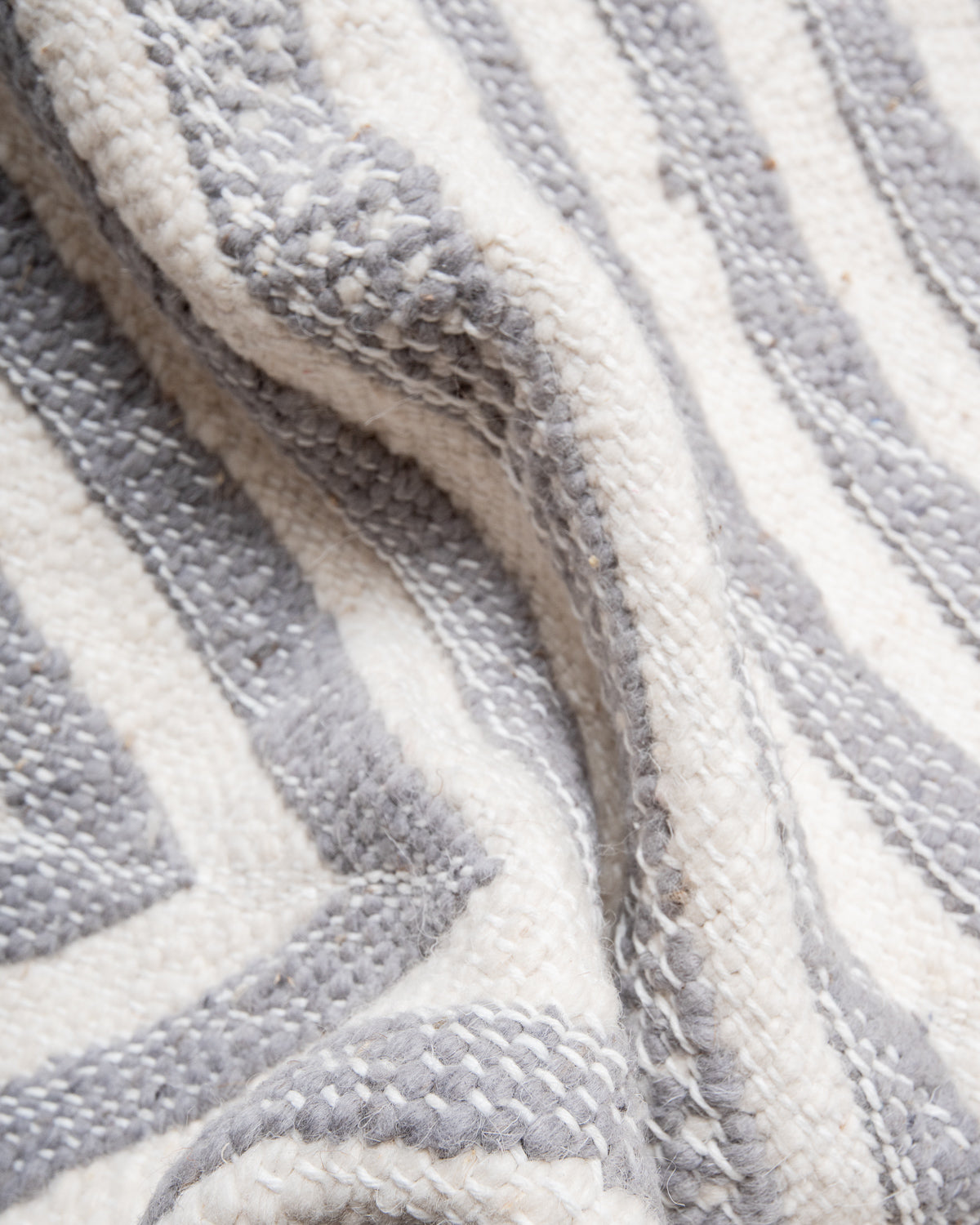 Modern, handcrafted Berber rug from Morocco. Flat-woven Kelim carpet in grey and white design. Made of 100% wool.