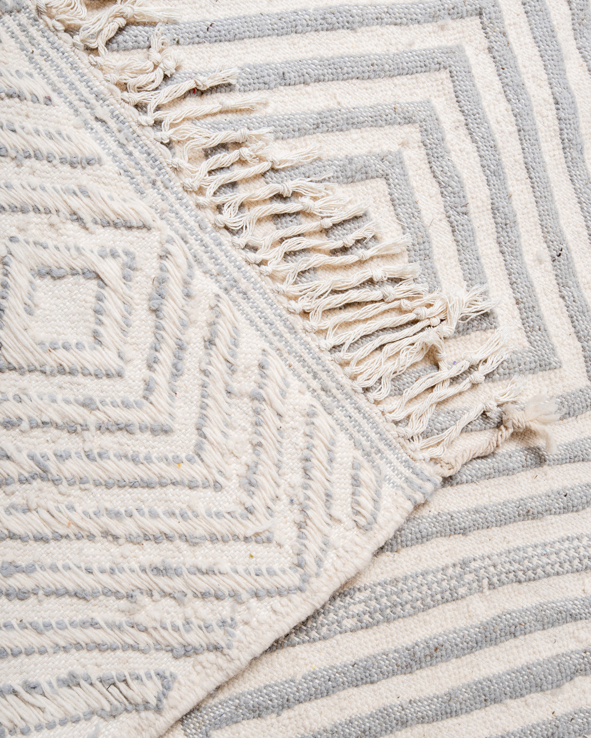 Modern, handcrafted Berber rug from Morocco. Flat-woven Kelim carpet in grey and white design. Made of 100% wool.