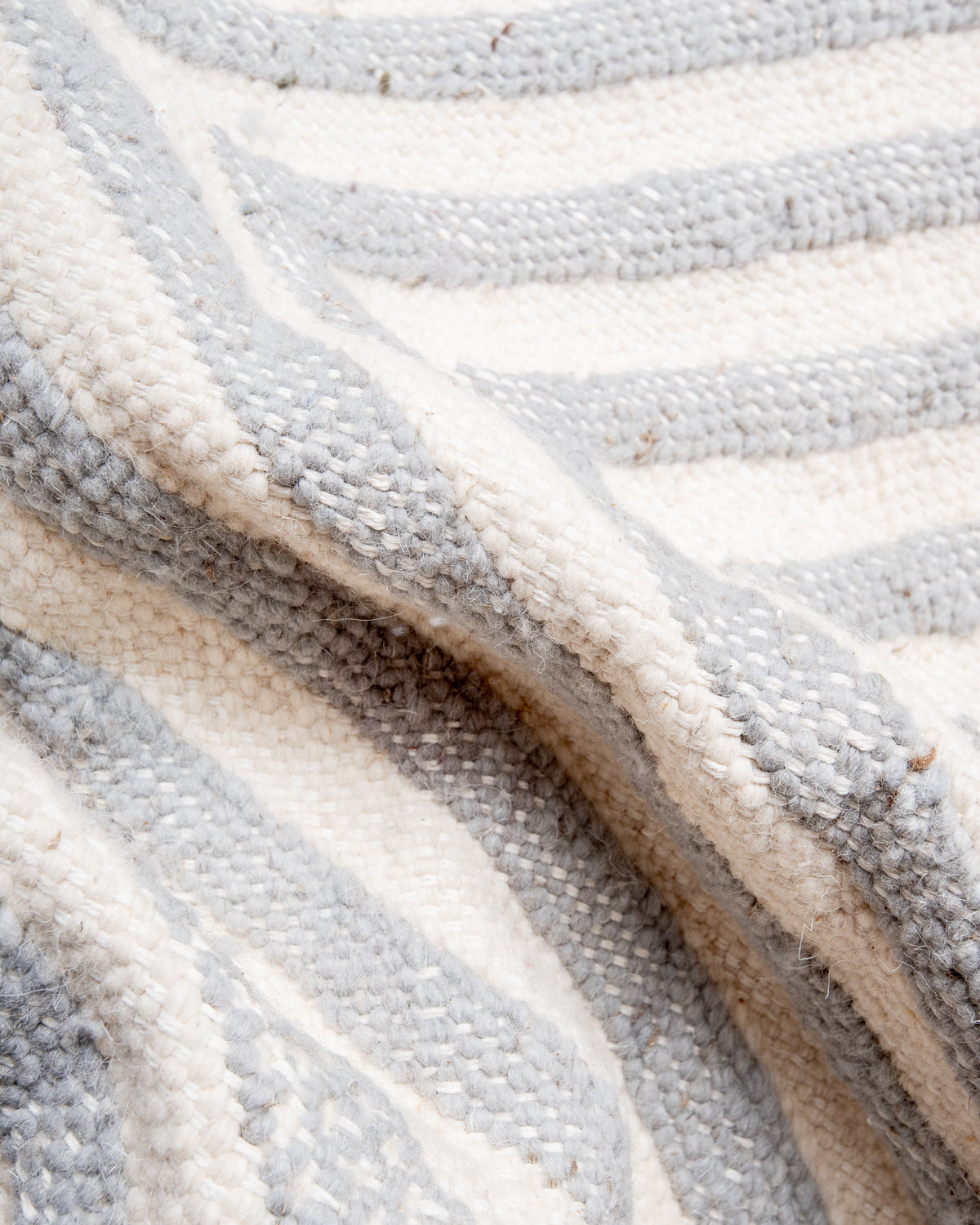 Modern, handcrafted Berber rug from Morocco. Flat-woven Kelim carpet in grey and white design. Made of 100% wool.