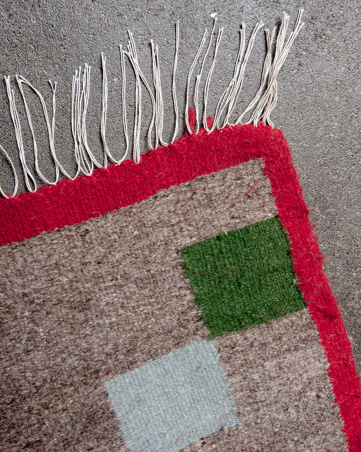 Modern, handcrafted Berber rug from Tunisia. Flat-woven Kelim carpet in black and white design. Made of 100% wool.