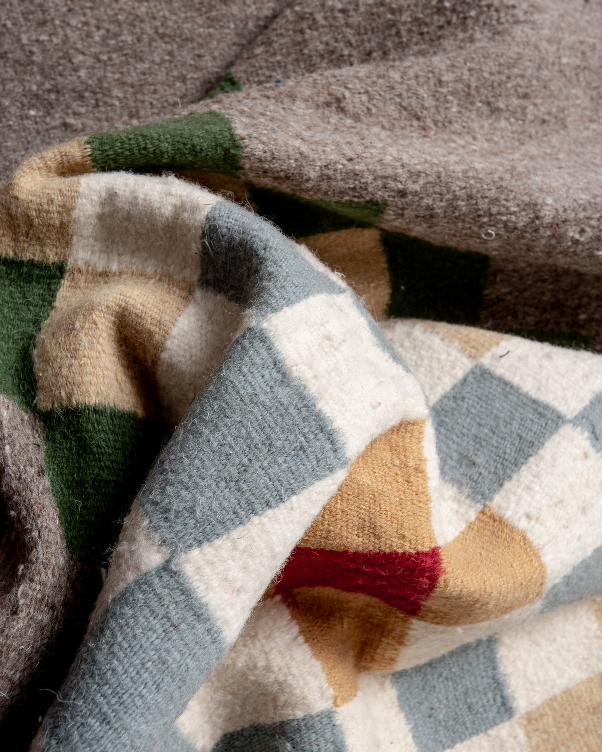 Modern, handcrafted Berber rug from Tunisia. Flat-woven Kelim carpet in black and white design. Made of 100% wool.