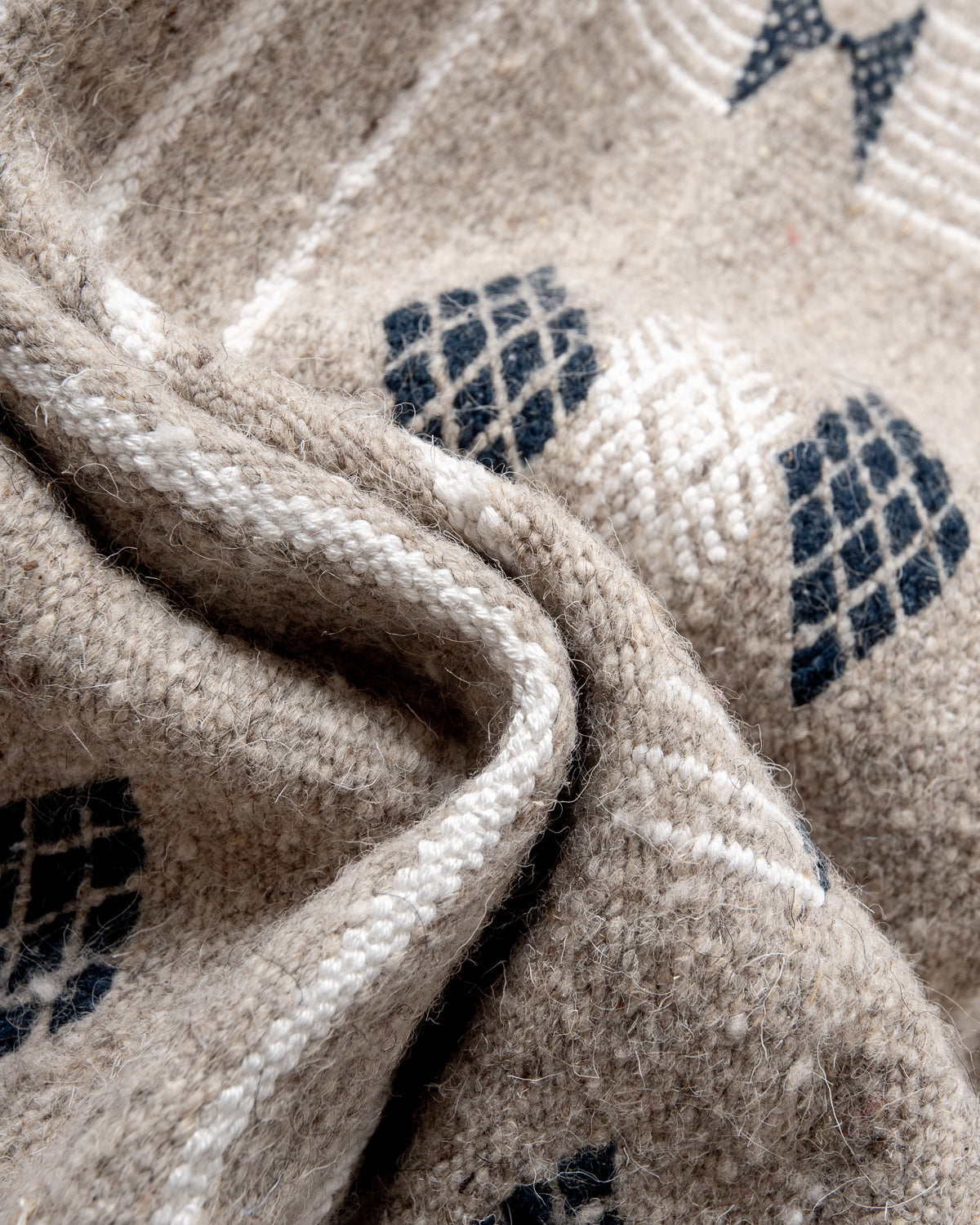 Modern, handcrafted Berber rug from Tunisia. Flat-woven Kelim carpet in black and white design. Made of 100% wool.