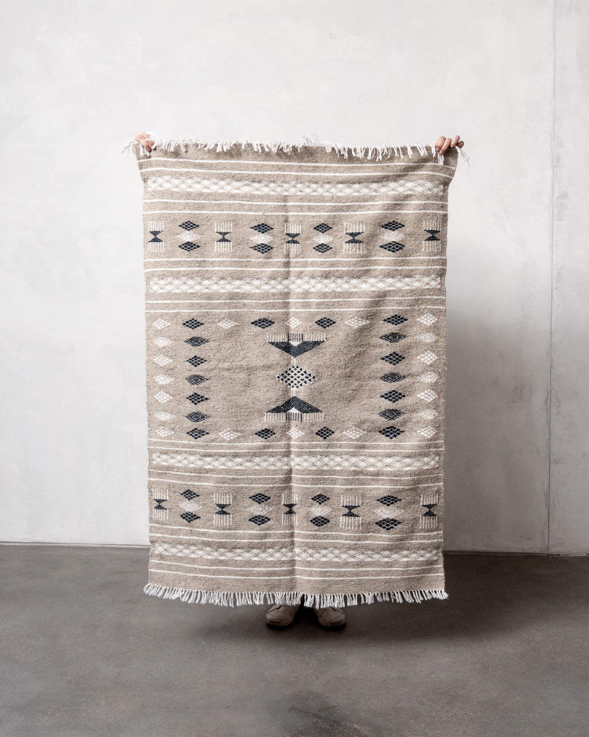 Modern, handcrafted Berber rug from Tunisia. Flat-woven Kelim carpet in black and white design. Made of 100% wool.